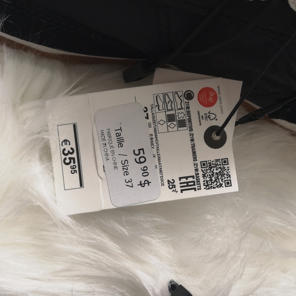 Sneakers - Picture 4 of 7